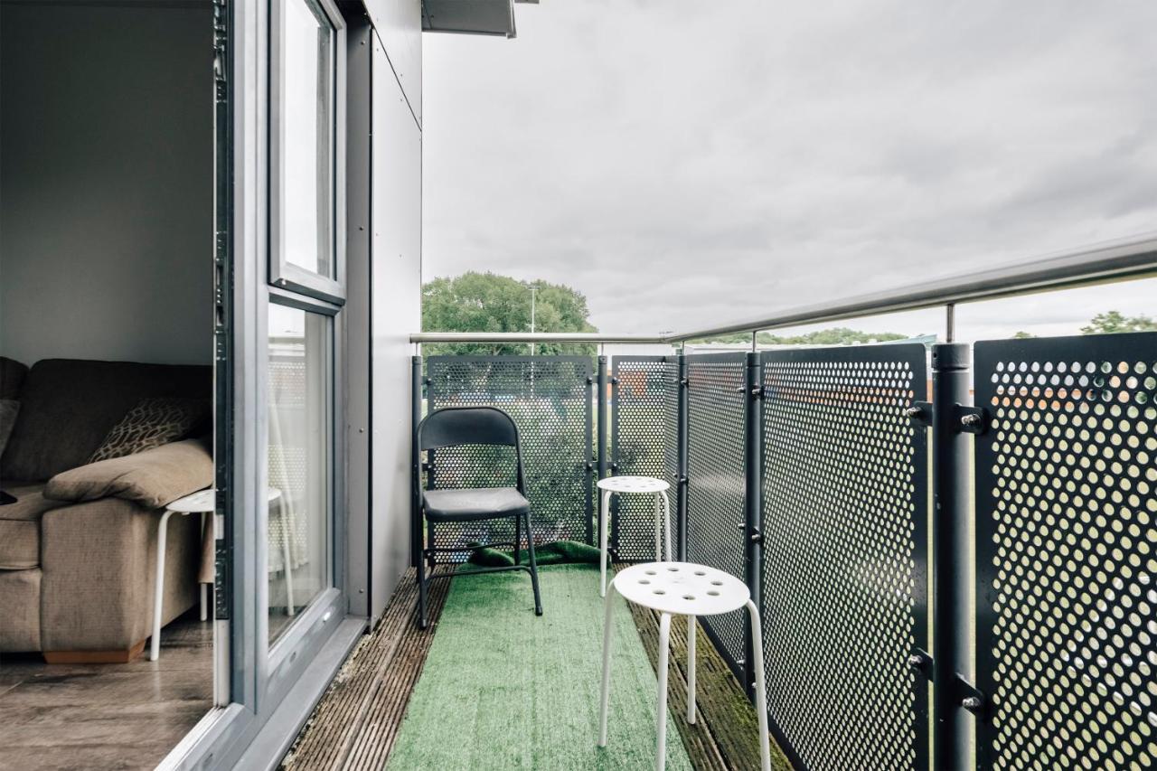 Lloyd St Apartment — Photos 1